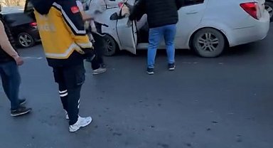 Başakşehir'de kaza yapan iki sürücü arasında levyeli kavga çıktı