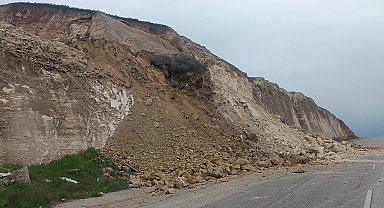 Batman'da üniversite yolu üzerinde heyelan