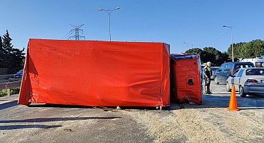 Bayrampaşa'da otomobilin çarptığı kamyon devrildi; 1'i çocuk 7 yaralı