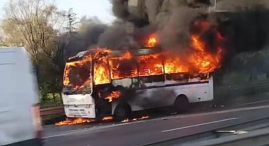 Bayrampaşa'da servis midibüsü alev alev yandı