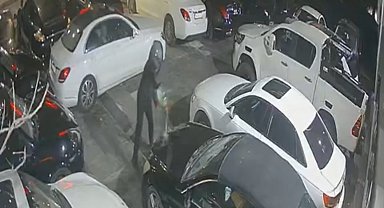 Beşiktaş'ta oto galerinin kundaklandığı sahibinin villasının kurşunlandığı anlar kamerada