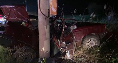 Beton direğe çarpan otomobilin sürücüsü öldü