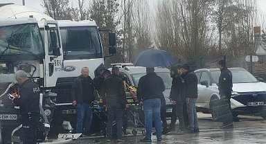 Beton mikserleri kırmızı ışıkta çarpıştı: 1 yaralı