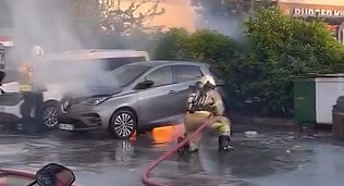 Beykoz'da park halindeki elektrikli otomobil alev alev yandı