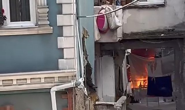 Beyoğlu'nda 5 katlı binada çıkan yangın söndürüldü