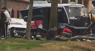Beyoğlu'nda dolmuş bariyerlere çarptı; yaralılar var -1