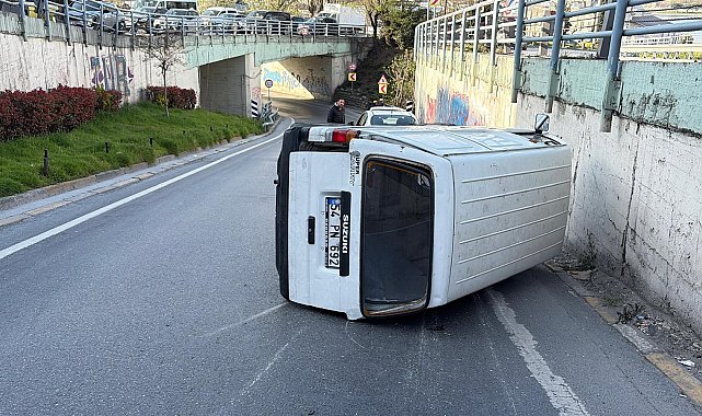Beyoğlu'nda kaldırıma çarpan araç yan yattı