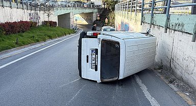 Beyoğlu'nda kaldırıma çarpan araç yan yattı