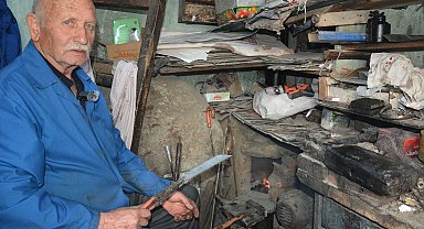 Bıçak ustası, yarım asrı aşkın süredir örs başında çelik dövüyor