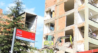 Bina yıkılınca, bitişikteki apartmanın bazı odalarının duvarının yapılmadığı ortaya çıktı