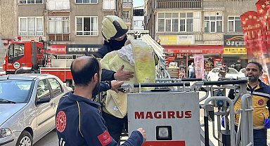 Binanın bodrum katında çıkan yangında 5 kişi dumandan etkilendi