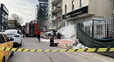 Binanın doğal gaz kutusundaki patlamada otomobil hasar gördü