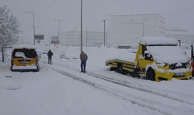 Bitlis'te 111 köy yolu kardan kapandı