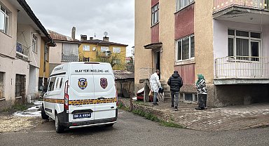 Boşanma aşamasındaki eşini bıçaklayıp, üzerine kapıyı kilitleyerek kaçtı