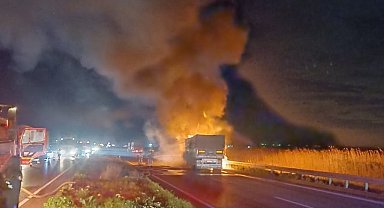 Bursa'da buğday yüklü TIR alev alev yandı