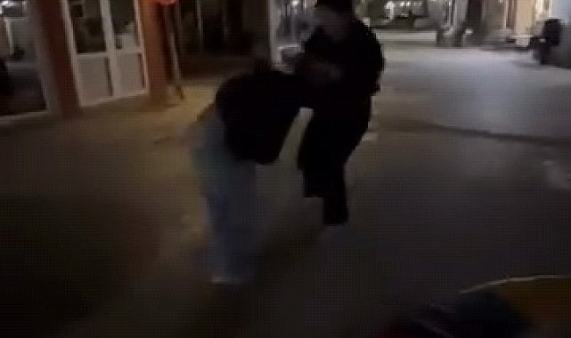 Bursa'da genç kızların saç saça kavgası kamerada
