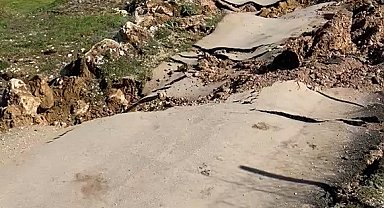 Bursa'da heyelan: Kırsal mahalleleri bağlayan yol ulaşıma kapandı