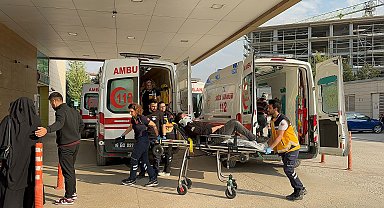 Bursa'da iki hafif ticari araç çarpıştı: 3 yaralı