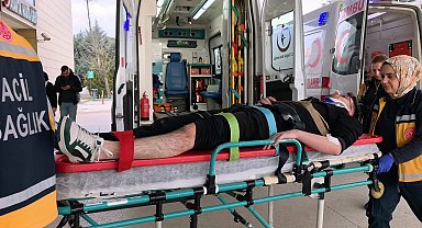 Bursa'da iki otomobilin karıştığı kazada sürücüler yaralandı