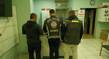 Büyükçekmece'de eşinin tartıştığı sürücüyü tehdit edip otomobiline zarar verdiler