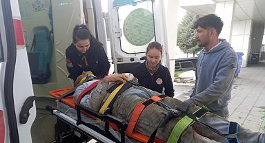 Çalıştığı inşaattan düşüp yaralandı, acil servise götürülürken oğlu başından ayrılmadı