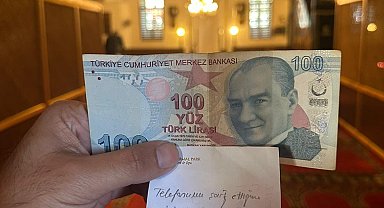 Camide namaz kılarken telefonunu şarj etti, not yazıp 100 TL bıraktı