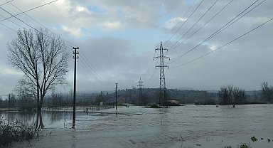 Çanakkale'de Kocabaş Çayı taştı; tarım arazileri sular altında kaldı