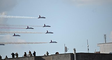 Çanakkale'de Türk Yıldızları'ndan gösteri uçuşu