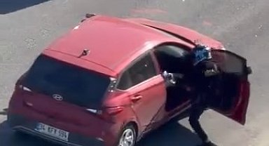 Çekmeköy'de tekmeli yol verme kavgası kamerada