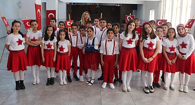 Ceviz kabuğu, fasulye, pet bardaklardan yaptıkları bayrakları sergilediler