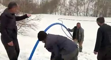 Çığ altında kalan su şebekesi devre dışı kaldı; 400 metre boru döşenerek yeniden suya ulaşıldı