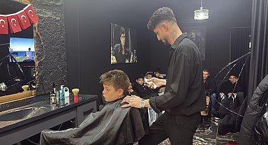 Çocukları tıraş ederek 23 Nisan hediyesi verdi