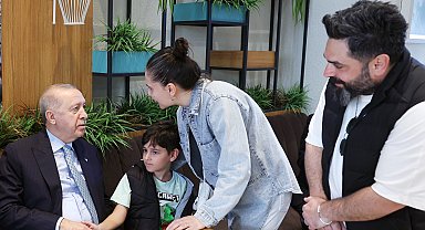 Cumhurbaşkanı Erdoğan, Beyoğlu'nda kafede vatandaşlarla sohbet etti