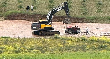 Debisi yükselen çayda traktörüyle mahsur kaldı