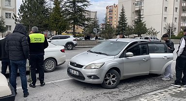 Dedesinin otomobiliyle gezerken polisin 'dur' ihtarına uymayan ehliyetsiz sürücü yakalandı