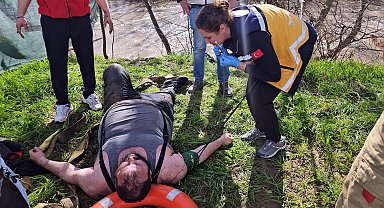 Dengesini kaybedip nehre düşen kişiyi itfaiye ekipleri kurtardı