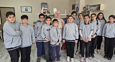 Depremde kaybettiği kızı ve damadı için kütüphane kurdu