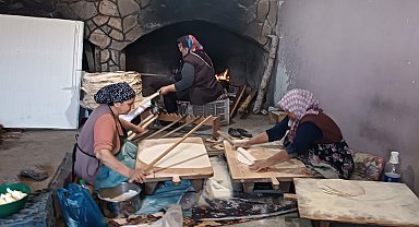 Depremzede kadınlar yufka ekmek ile aile ekonomilerine katkı sağlıyor