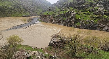 Dere taştı, Şemdinli-Derecik kara yolu ulaşıma kapandı