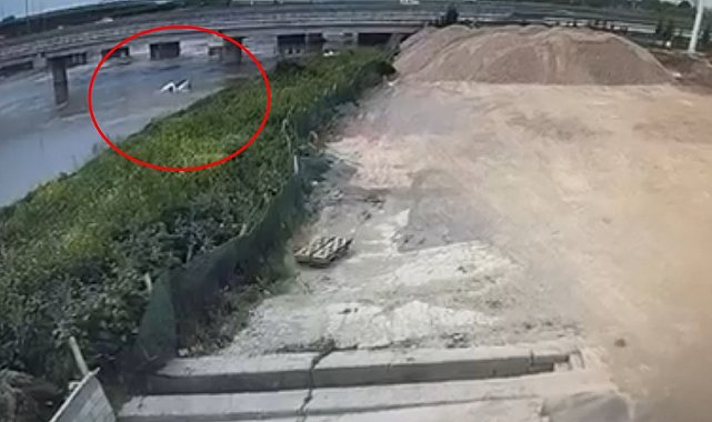 Dereden geçerken aracı suya gömülen sürücü öldü