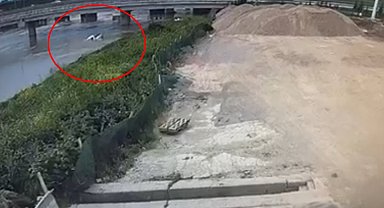 Dereden geçerken aracı suya gömülen sürücü öldü