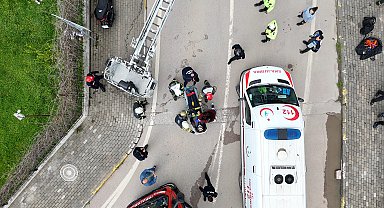 Dereye uçan kamyonetin sürücüsü yaralandı; kaza kamerada