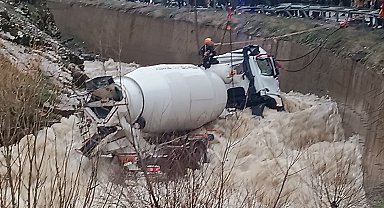 Dereye yuvarlanan beton mikserinin şoförü kayboldu