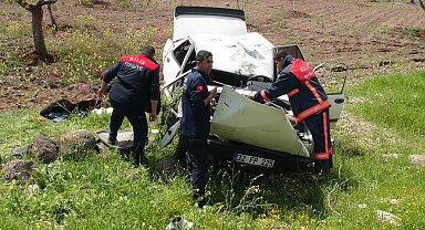 Devrilen otomobildeki 4 kişi yaralandı