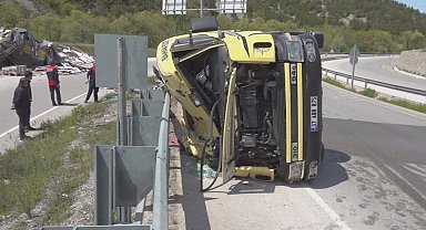 Devrilen parke yüklü TIR'ın şoförü öldü
