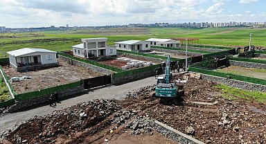 Diyarbakır'da mera alanına yapılan 13 kaçak yapının yıkımına başlandı