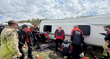 Diyarbakır'da midibüs devrildi: 1 ölü, 12 yaralı