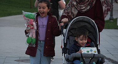 Düşen oyuncaklar çocuklara bayram hediyesi oldu