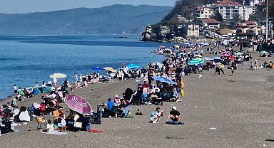 Düzce'de plajda hafta sonu yoğunluğu