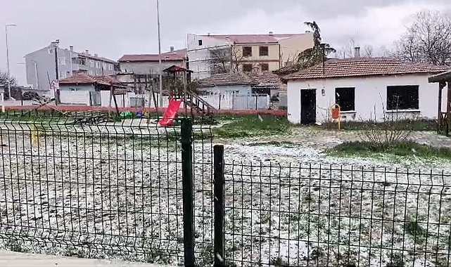 Edirne'de dolu yağışı; ilçe beyaza büründü